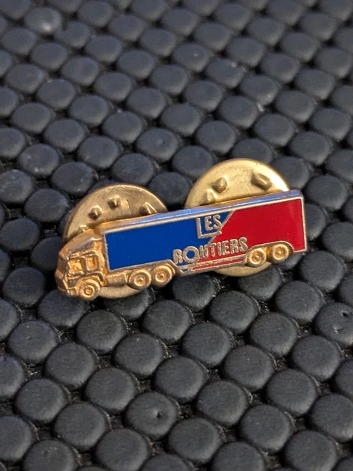 Pin's Camion Les Routiers double attaches signé Decat, Truck - photo numéro 2