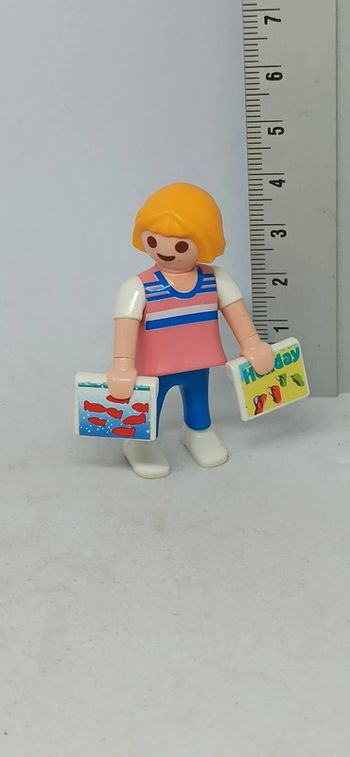 Fille enfant avec cartes postales playmobil