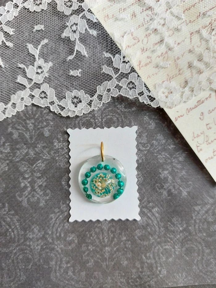 magnifique pendentif en résine avec fleurs et chaînette en perle couleur turquoise nacrée