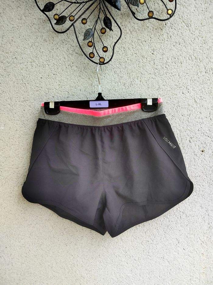 Short de sport domyos - Taille 14/16 ans – Très bon état – Noir et rose fluo