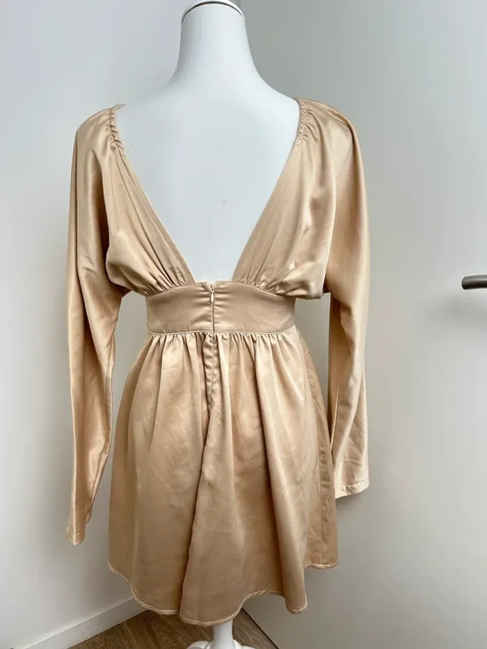 robe courte satinée champagne pretty little thing manches longues décolleté plongeant taille 36 - photo numéro 2