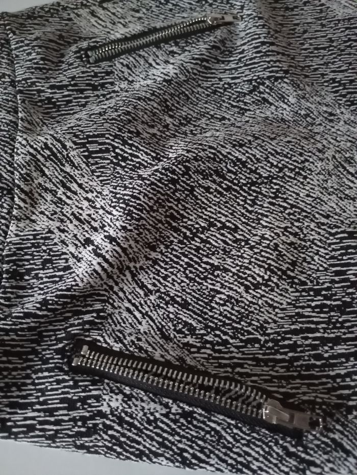 Jupe courte fille 6/8/10 ans .Noir et blanc strié . Coton polyester élasthanne . Parfait état - photo numéro 10