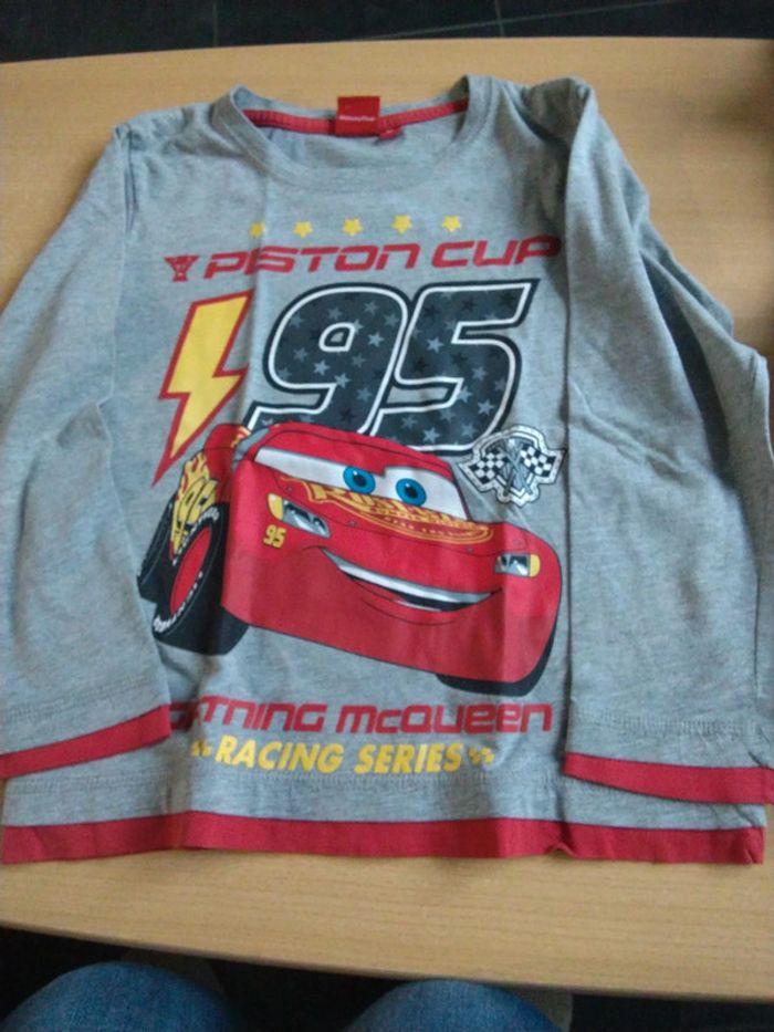 T shirt gris et rouge