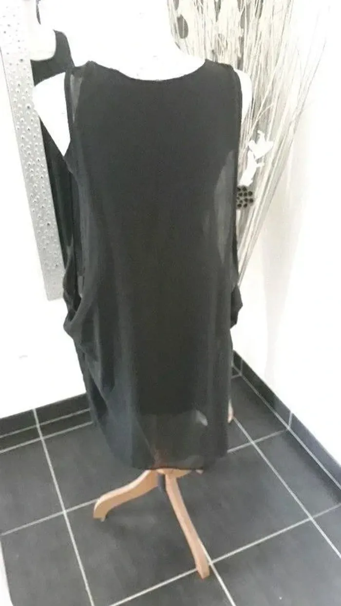 Robe noire - photo numéro 3