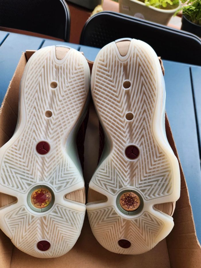 Jordan 28 CNY neuves Taille 44,5 bordeau - photo numéro 11
