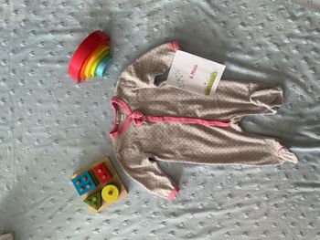 pyjama grenouillère en velours gris à pois rose ouverture devant 6 mois mes petits cailloux