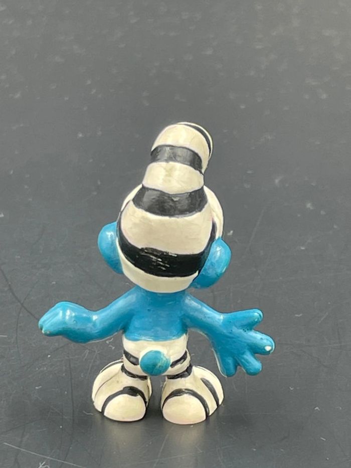 Figurine Les Schtroumpfs prisonnier vintage 1965 Germany 5 cm - photo numéro 3