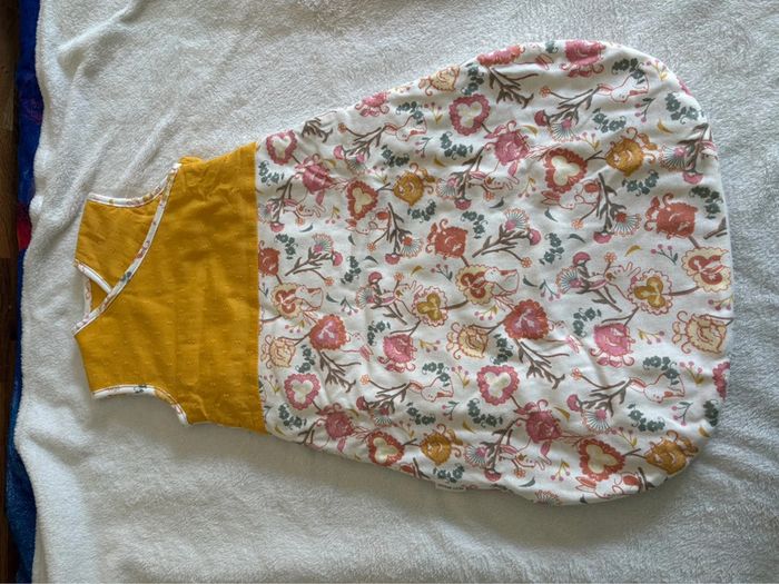 Gigoteuse bébé “Petit Béguin” 1-6 mois – Motifs fleuris et tissu moutarde - photo numéro 2