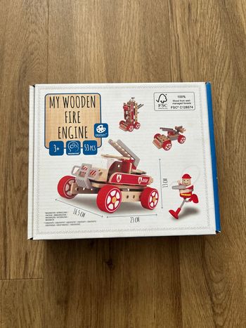 Camion de pompiers en bois