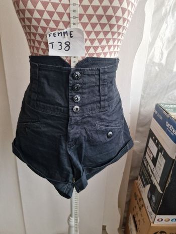 Short, en jean, noir, taille haute, en très très bon état, longueur 32cm, en coton & elasthanne