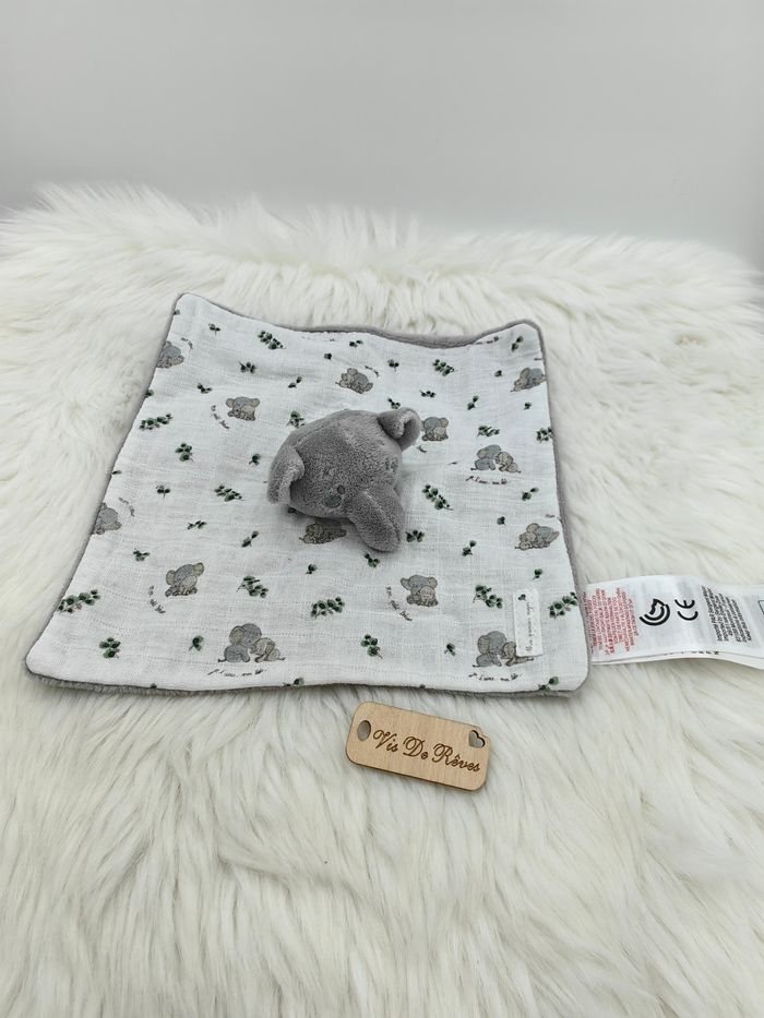 Doudou plat carré éléphant blanc gris vert lange Sergent Major