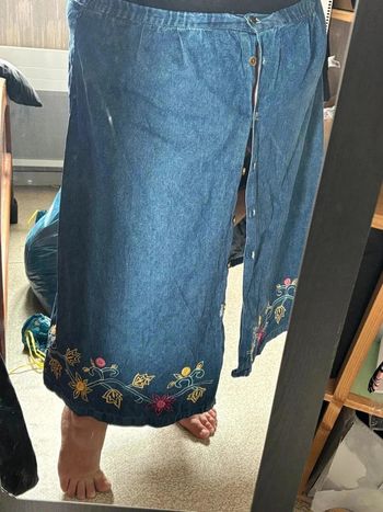 Jupe en jeans brodée fleurie taille 54-56•