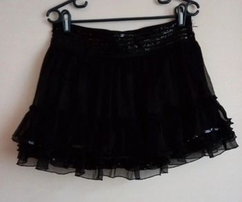 Mini- jupe noire avec volants et perles plates brillante noires Taille : 38