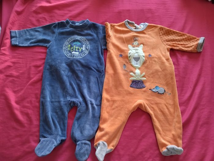 2 pyjamas velours taille 6 mois