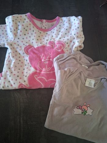 Pyjama à pois avec 2 bodys offerts violets