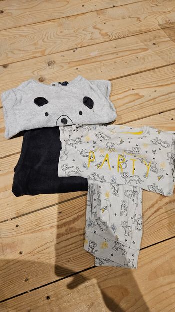 Lot 2 pyjamas 24M