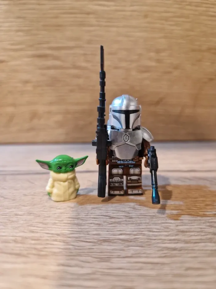 Figurine type lego Mandalorian avec bébé Yoda Grogu star wars