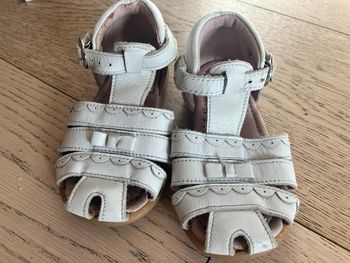 Sandales en cuir blanc taille 21 Jacadi