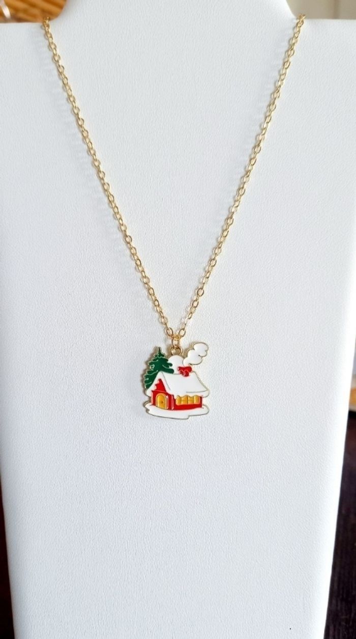 Collier doré chalet de Noël
