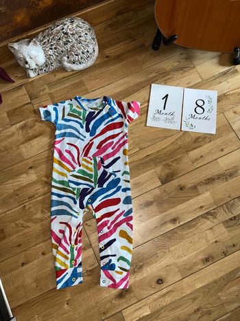 Joli pyjama coloré neuf sans étiquette 12-18moid