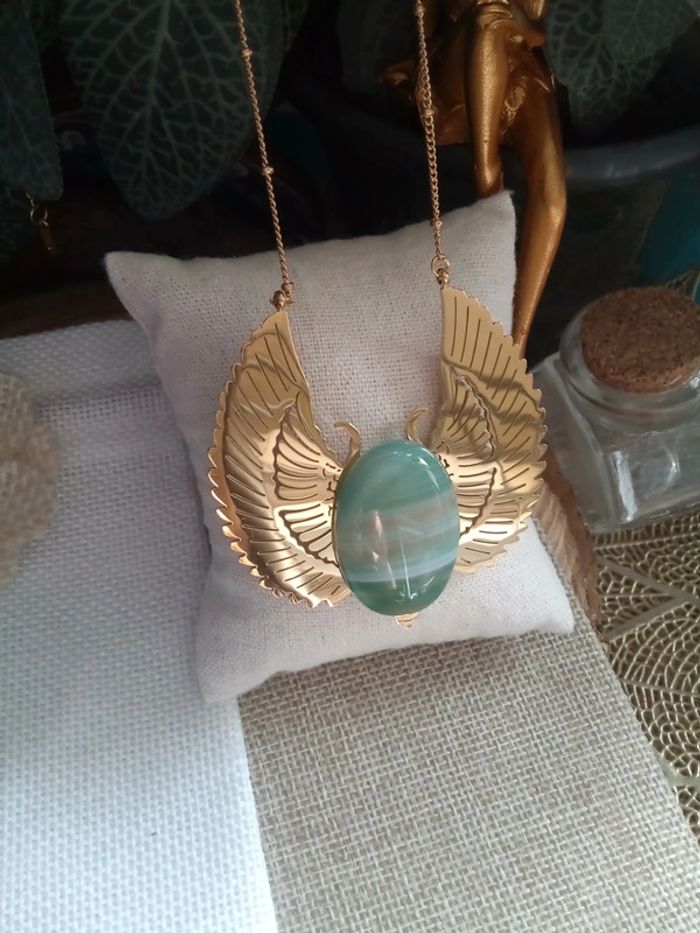 Collier grand scarabée ailé avec pierre d'agate verte naturelle