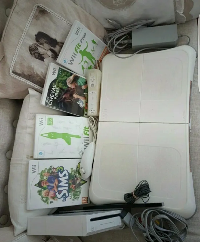 Console Nintendo Wii + jeux et accessoires - photo numéro 2