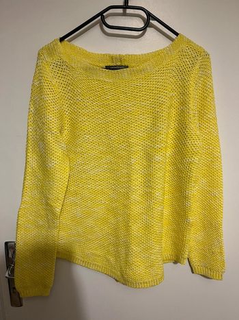 Pull jaune cache cache