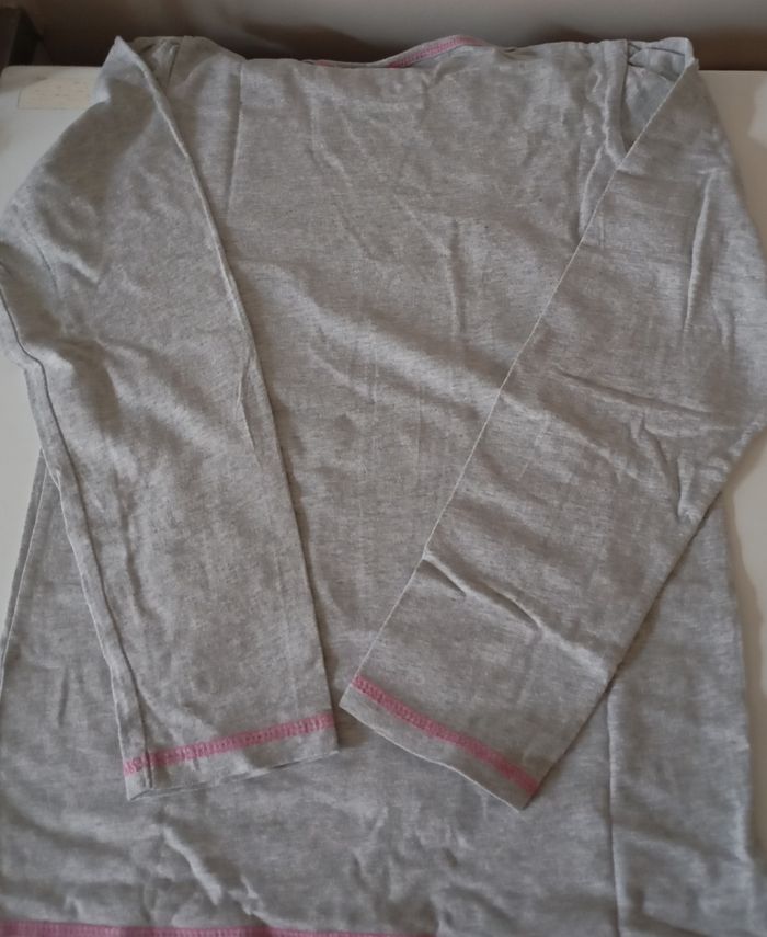 Tee-shirt manches longues. 9/10 ans. 134/140 cm. Coton gris clair chiné. Dessins avec paillettes. État neuf - photo numéro 10