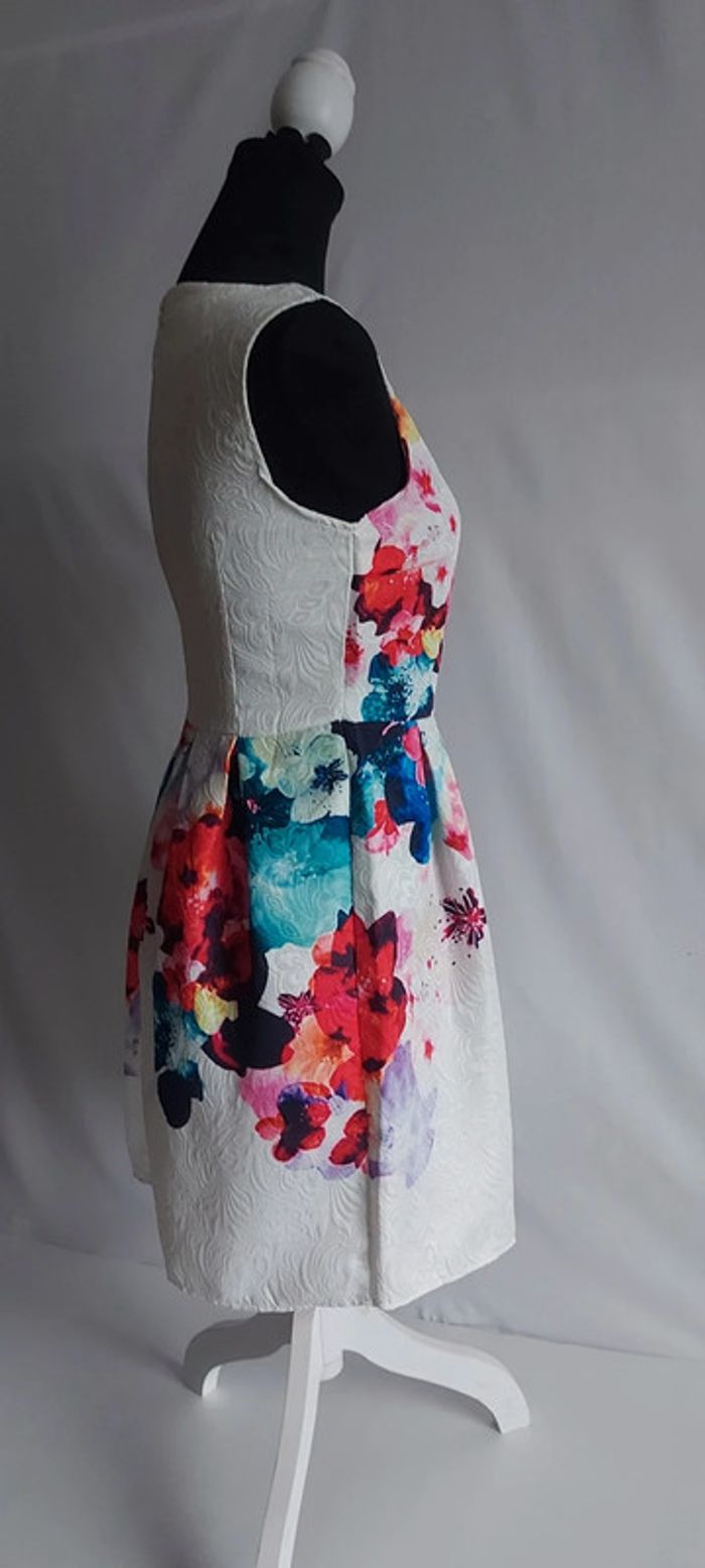 Robe style rétro vintage. Fleurie sans manche col rond taille 36 zippée à l'arrière - photo numéro 2