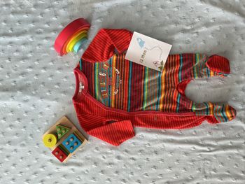 pyjama grenouillère en velours rouge rayé ouverture devant 12 mois premaman