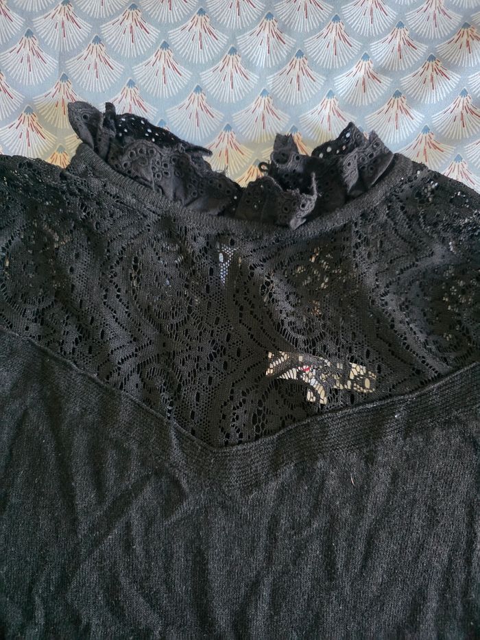 Tee shirt manche longue noir dentelle Taille S - photo numéro 2