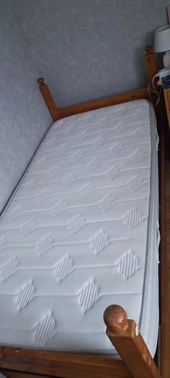 Ensemble lit 90 /190cm  sommier matelas et table de chevet