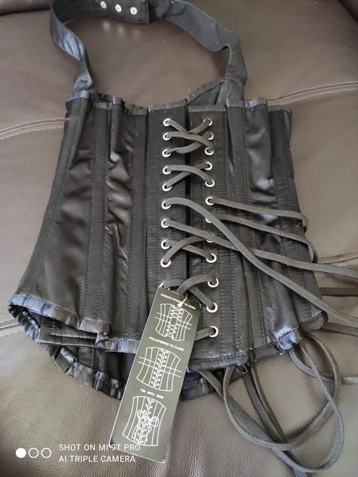 Corset noir laçage neuf 63 67 au niveau taille - photo numéro 2