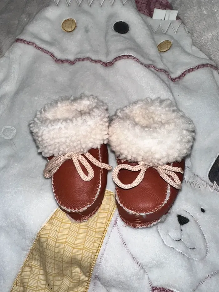 Chaussons pour bébé en cuir marron avec doublure en laine
