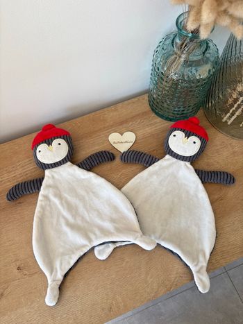 Doudou pingouin gris bonnet rouge