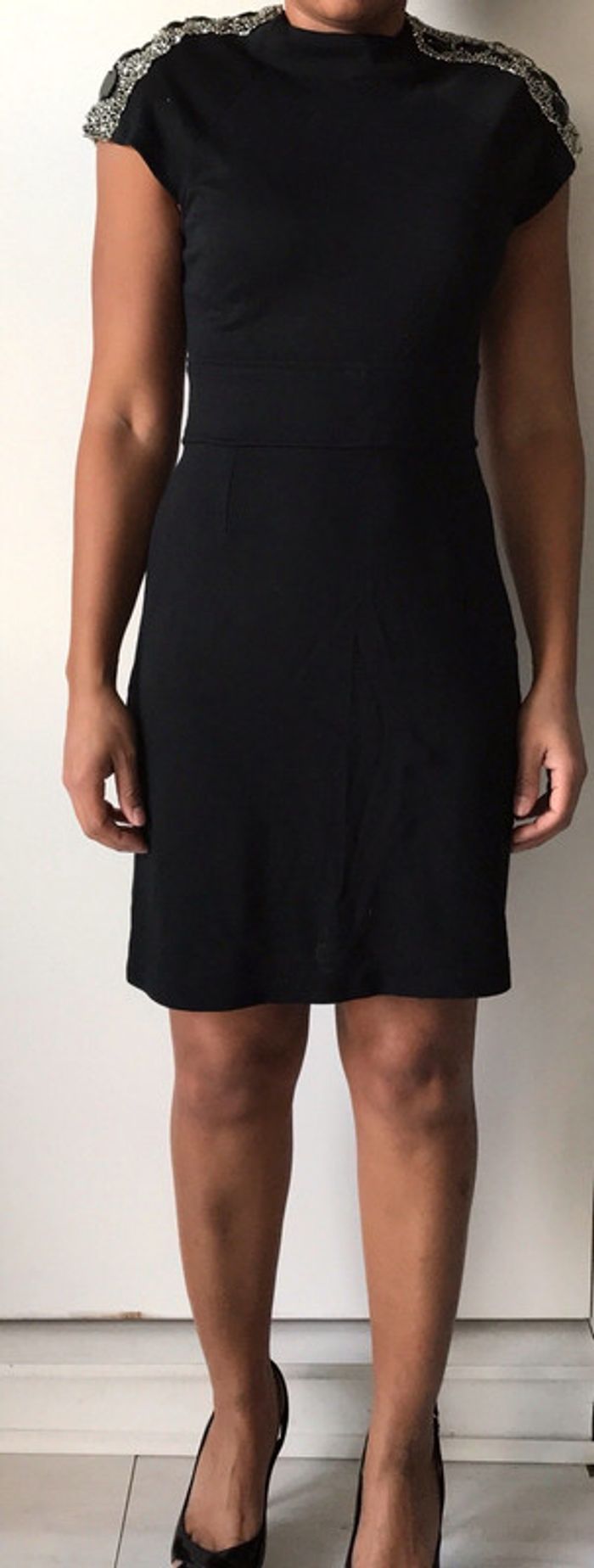Petite robe noire avec épaulettes et détail bijoux sur les épaules - photo numéro 2
