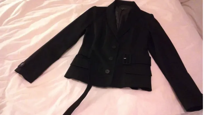 Veste  noire avec  ceinture  a  la taille T38