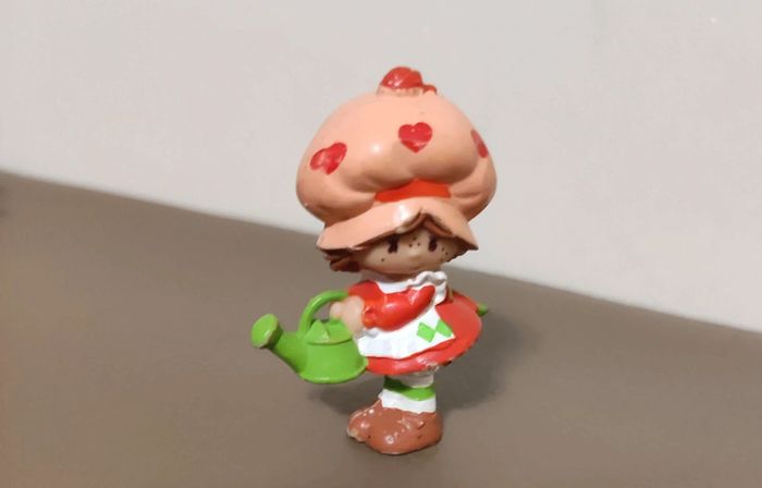 figurine charlotte aux fraises vintage - photo numéro 2