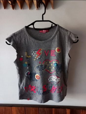 Tee-shirt gris à motifs