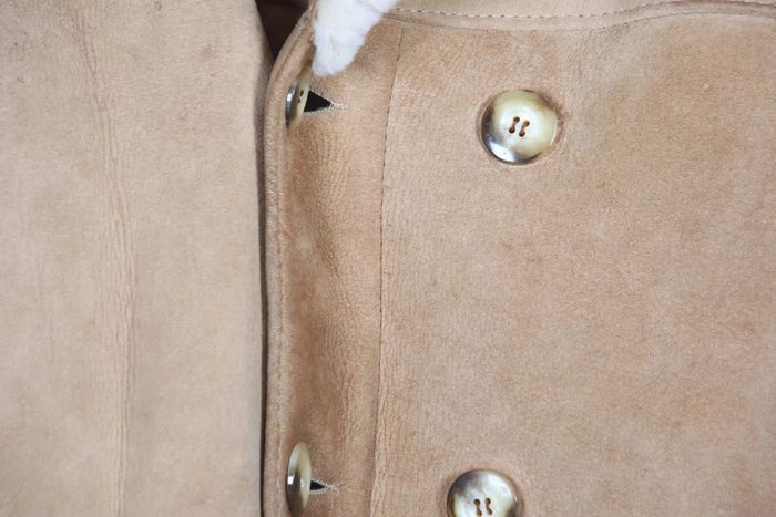 Superbe peau lainée vintage 70-80's en daim fourré (cuir) #240475 - photo numéro 2