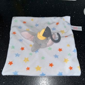 Doudou plat Dumbo éléphant carré plat velours blanc, étoile bleu jaune orange tête peluche chapeau