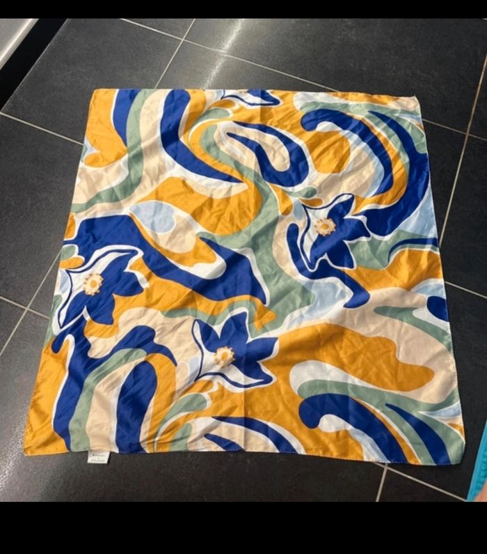 Foulard carré et bracelet neuf - photo numéro 3