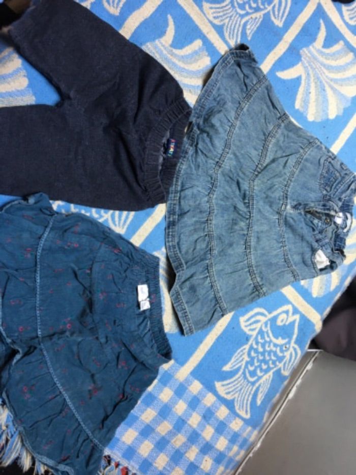 Lot de 2 jupes et un short taille 4 ans