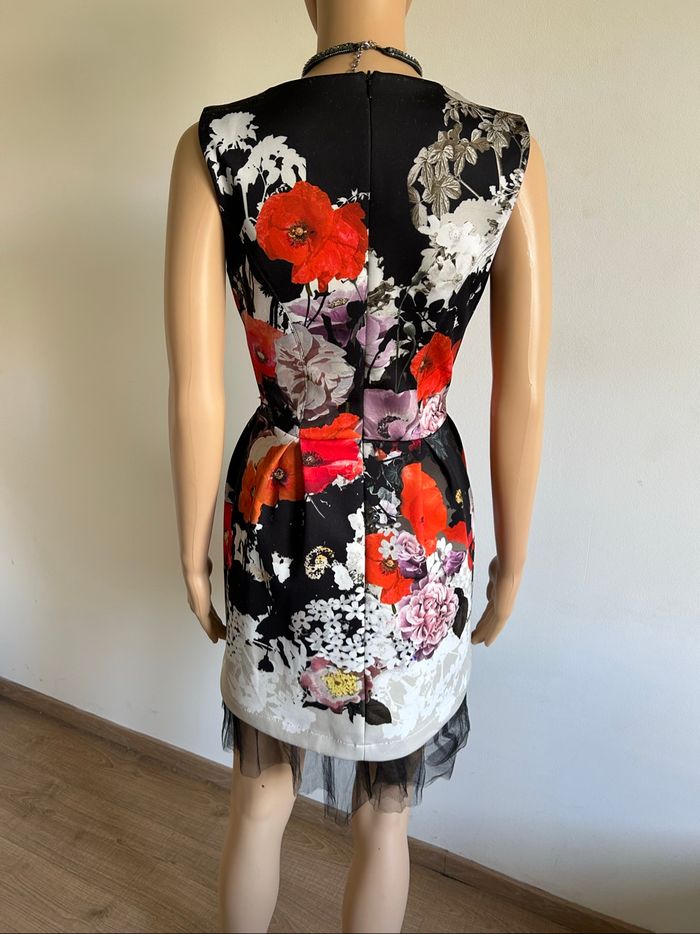 Robe fleurie sans manches Rinascimento taille M TBE - photo numéro 5