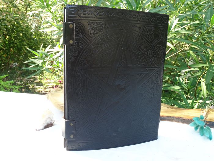 Grand grimoire noir cuir pentagram 7 chakras - photo numéro 2