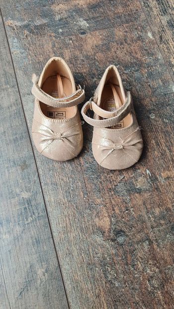 Chaussures tao 3 6 mois taille 16 en très bon état