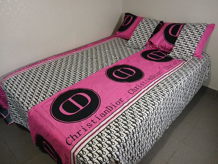 Drap de lit avec 4 taies d'oreiller - photo numéro 2