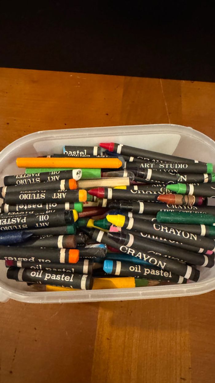 Ensemble de plusieurs crayon de couleur, crayon de cire, crayon à l’huile, et peinture - photo numéro 8