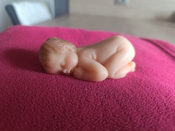 Figurine bébé qui dort