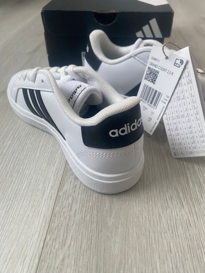 Baskets Adidas blanches & noires - Neuves - T.32 👟 - photo numéro 6